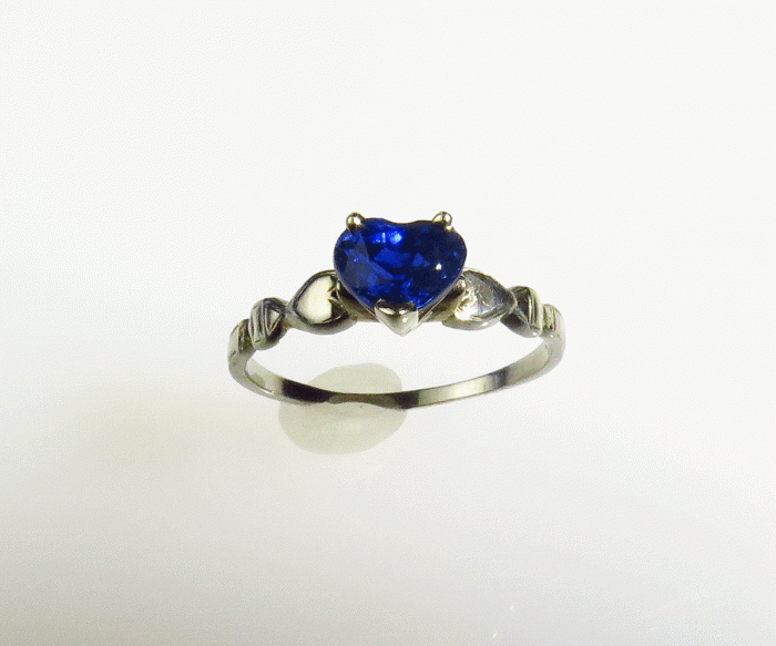 18K Gold Ladies Heartshaped Sapphire Ring